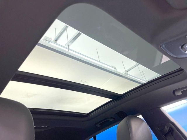 ●サンルーフ:開放感たっぷりの希少装備、サンルーフが装着されています!車内に明かりを取り入れたり景色を楽しむ以外にも、車内の空気も簡単に換気できて快適です!