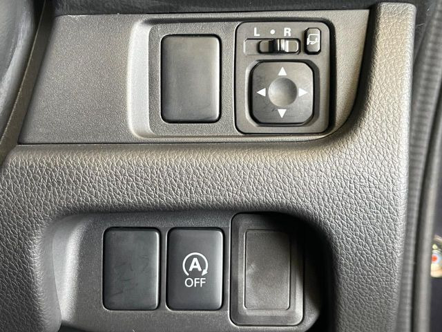 【アイドリングストップ】赤信号や渋滞で停車した際にエンジンを停止し、無駄な燃料の消費を抑えます。燃費向上や環境保護につなげる機能♪エンジンはブレーキを離せば再始動します。