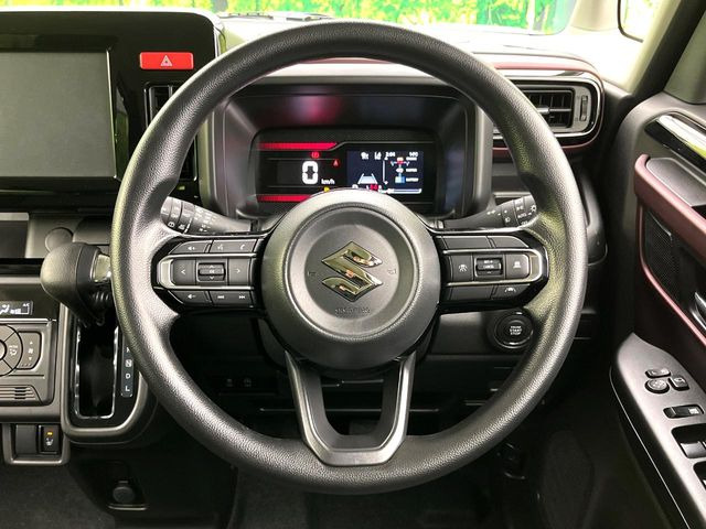 �C���e���A�ɍ��킹���f�U�C���̃X�e�A�����O�́A�^�]�������̂��Ƃ��l���A�^�]���₷���`��A�傫���ł��B�����x�A���ۂɐG���Ă��m���߂��������B