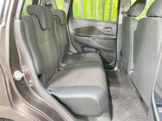 後部座席も気になるようなキズ・汚れやへたり等、大きなダメージはなく、良好な状態です。