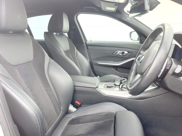 ●Mスポーツ専用アルカンターラシート:高級感溢れるシート材質や機能は、ドライバーを魅了し快適なドライビングを演出します!