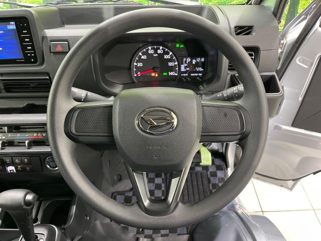 ステアリングも使用感が少なく、きれいな状態となっております♪