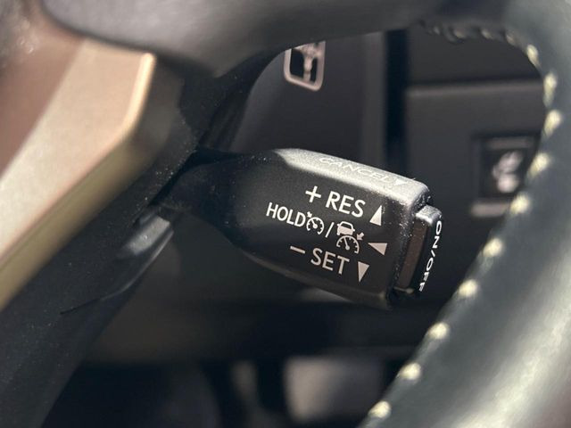 【レーダークルーズコントロール】高速道路での長距離走行が楽に!!自動で速度を保つクルーズコントロールが、衝突軽減システムと連携し、前方の車両を感知して車間を保つように速度調節してくれます!!