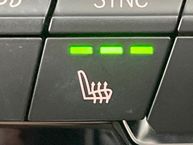 ●フロントシートヒーティング:運転席・助手席共に三段階で調節が可能なシートヒーターを装備しております。季節を問わず快適にご使用いただけます。