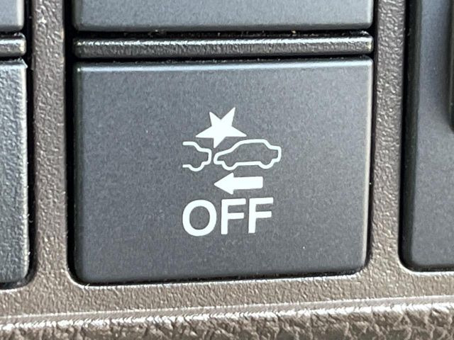 【ホンダセンシング】走行中に前方の車両等を認識し、衝突しそうな時は警報とブレーキで衝突回避と被害軽減をアシスト。より安全にドライブをお楽しみいただけます。