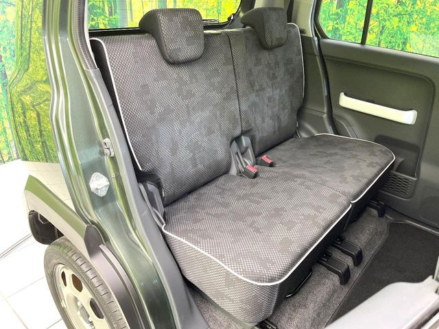 後部座席も気になるようなキズ・汚れやへたり等、大きなダメージはなく、良好な状態です。