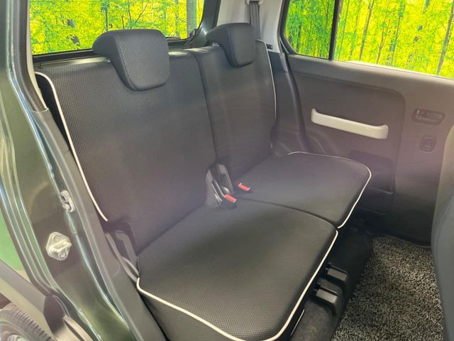 広々とした2列目シートは居住性が高く、居心地も快適!友達や家族とのお出かけにぴったりです。ベビーシートやチャイルドシート使用時も快適にお過ごしいただける十分な空間を確保しています。