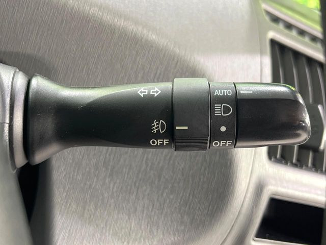 【オートライト】周りの明るさに応じて自動でヘッドライトの点灯・消灯ができる機能です!ライトの付け忘れ・消し忘れなどが無くなり、雨の日や夕方の走行も安心!トンネル通過時も便利ですね♪