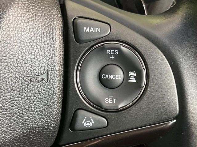 【アダプティブクルーズコントロール】高速道路での長距離走行が楽に!!自動で速度を保つクルーズコントロールが、衝突軽減システムと連携し、前方の車両を感知して車間を保つように速度調節してくれます!!