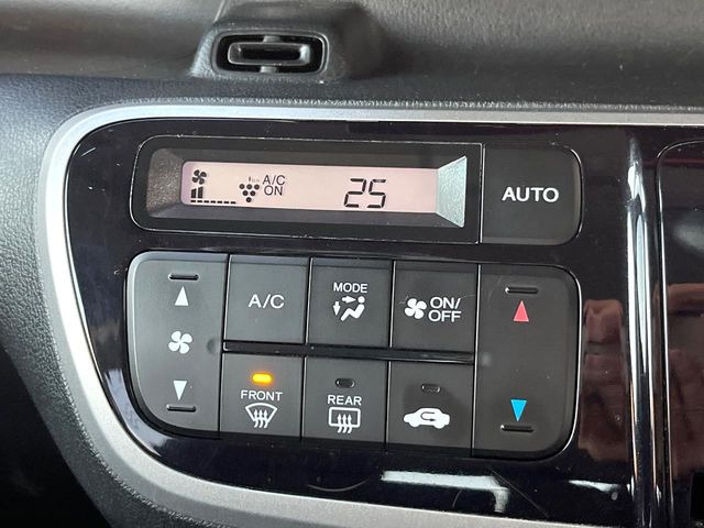 【オートエアコン】一度お好みの温度に設定すれば、車内の温度を検知し風量や温度を自動で調整。暑い…寒い…と何度もスイッチ操作をする必要はありません。快適な車内空間には必須の機能ですね♪