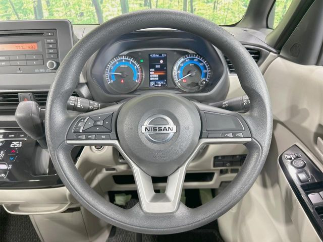 �C���e���A�ɍ��킹���f�U�C���̃X�e�A�����O�́A�^�]�������̂��Ƃ��l���A�^�]���₷���`��A�傫���ł��B�����x�A���ۂɐG���Ă��m���߂��������B