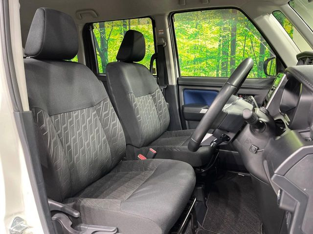 運転席まわりには十分なスペースがあり、大柄な方でもゆったり運転していただける環境です。