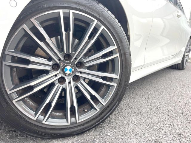 ●純正18インチアルミホイール:輸入車ならではの卓越した走りを支えるホイールと足回りです!日本車の走りに慣れている方にもぜひ体感して頂きたいほど、高いレベルでまとまっています!