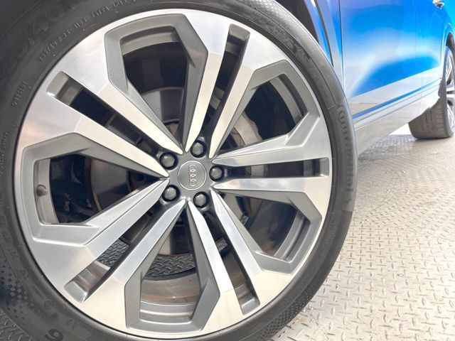 ●純正22インチアルミホイール:輸入車ならではの卓越した走りを支えるホイールと足回りです!日本車の走りに慣れている方にもぜひ体感して頂きたいほど、高いレベルでまとまっています!