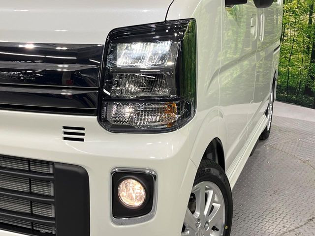 【LEDヘッドライト】悪天候や夜間走行時も良好な視界を確保し安心して運転できる高輝度LEDヘッドライトを装備!点灯速度が早く、消費電力も抑えられています。