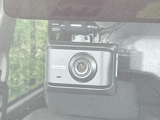 【ドライブレコーダー】安心・安全なカーライフに必須のドライブレコーダーを装備!走行中はもちろん、あおり運転や事故に遭遇した際の状況も映像で記録し、万一のリスクに備えます。