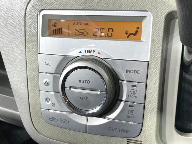 【オートエアコン】一度お好みの温度に設定すれば、車内の温度を検知し風量や温度を自動で調整。暑い…寒い…と何度もスイッチ操作をする必要はありません。快適な車内空間には必須の機能ですね♪