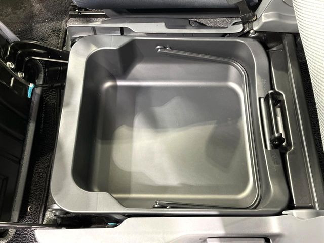 �y�V�[�g�A���_�[�{�b�N�X�z�V�[�g�̉��ɑ�e�ʂ̎��[�X�y�[�X��������Ă���A�C���ԃO�b�Y�ȂǁA�O���猩��ꂽ���Ȃ����̂�����������[�ł��ĕ֗�!