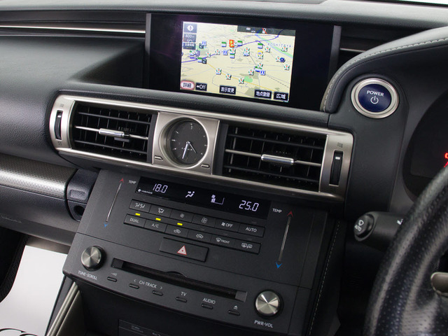 CDはもちろんの事、DVD&Blu-ray再生も可能です。フルセグ地デジにも対応しさらにBluetoothにも対応しております