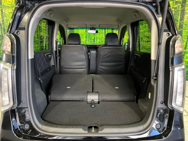 ���i�̂���������ʋ΁A���}���ɏ\���ȉ׎��X�y�[�X���m�ۂ��Ă���܂��B�Z�J���h�V�[�g��|���ƁA�傫�ȉו��̐ύڂ��\�ł���