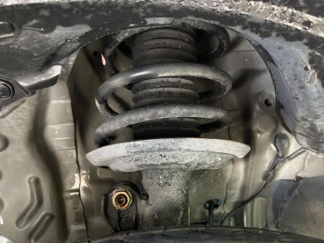 お車を安心してお乗りいただく為には、足回りの定期点検が欠かせません。サービスサポート(有償保証)では無料点検もご提供しており、安心のカーライフをお過ごしいただけるサポート体制が整っています。