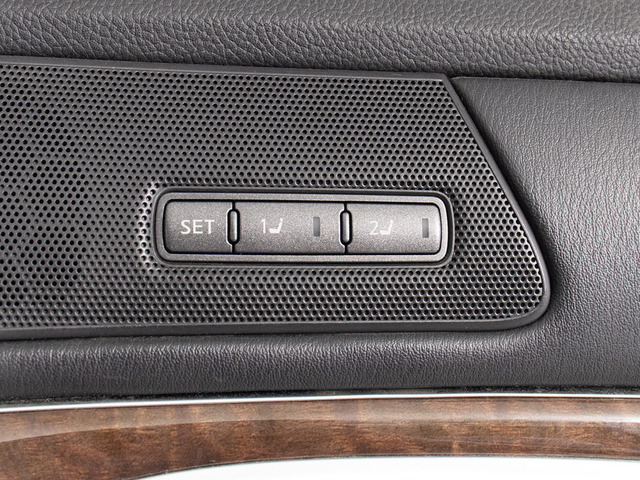 お好みのシートポジションが設定可能です!!メモリー機能は2パターンまで可能となります!!さすが高級車ですね!!