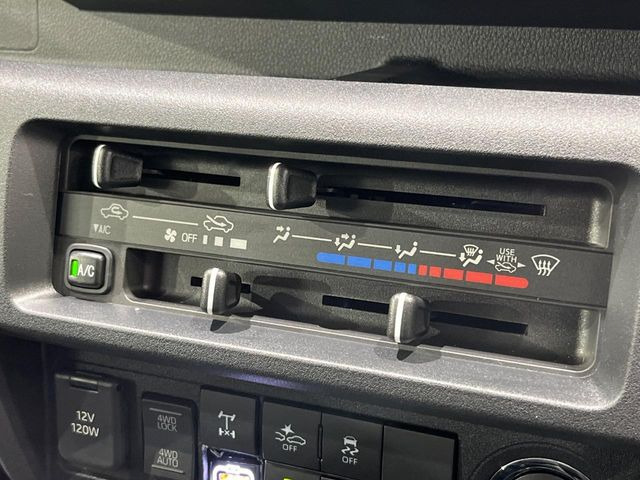 寒い冬も暑い夏も全席に快適な空調を届けてくれる、ダイヤル式エアコンを装備♪