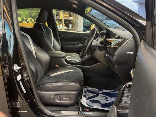 【専用スポーツシート】ホールド性に優れ、カーブ時の体が流れを抑制してくれます。また、体にフィットするから腰や背中が疲れにくく、ロングドライブや高速走行でも快適にお過ごしいただけます♪