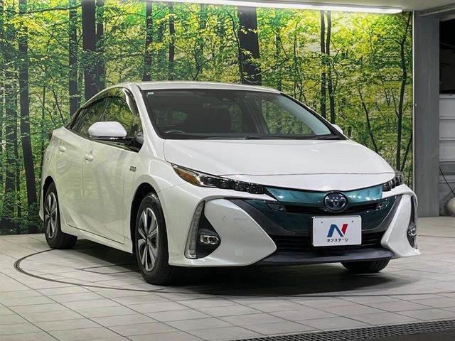 高透明度のガラス皮膜で撥水はもちろん、上質なツヤ・光沢を実現。紫外線や酸性雨から大切な愛車を保護し、色あせ・劣化を防止。「弾スプラッシュコート」、「弾プリミッサコート」からお選びいただけます。