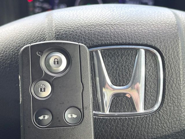 �yHonda�X�}�[�g�L�[�z�J�o����|�P�b�g�ɓ��ꂽ�܂܂ł��h�A�̎{���E�������\�ȃX�}�[�g�L�[�𑕔��B�G���W���̃I���E�I�t�����J�M�����o���K�v����������Ƃ��Ă��֗��ł���