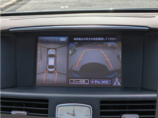 アラウンドビューモニターを装備!上から車両を見下ろしたような映像をナビ画面に表示できます。車両前後左右に搭載した4つのカメラ映像を継ぎ目なく合成!目視では見えない部分もリアルタイムで見れます。