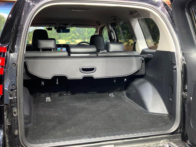 積み下ろしのしやすいデッキにはたっぷりと荷物を積み込んでいただけます。遊びから仕事まで、様々なシーンで頼れます♪