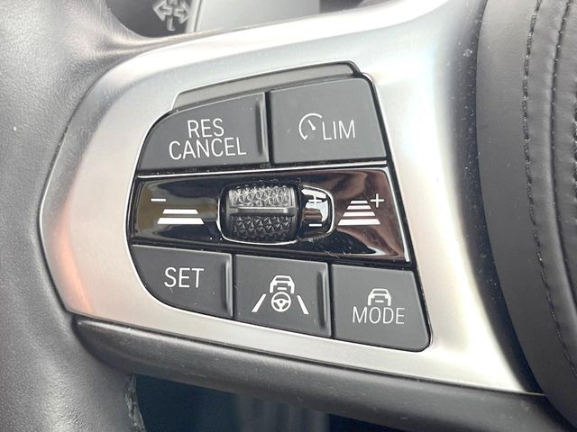 ●アクティブクルーズコントロール:前の車との車間距離を一定にとりつつ、一定速度で自動走行してくれる次世代のクルーズコントロール!主に高速道路や自動車専用道路で使用する便利な機能です!