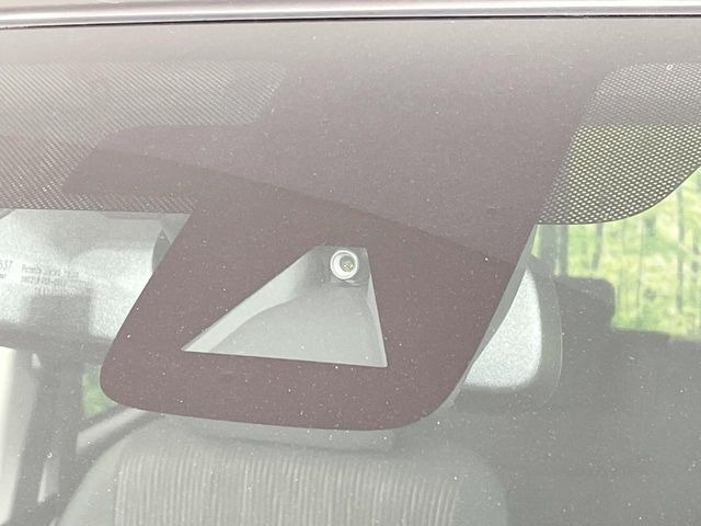 【エマージェンシーブレーキ】走行中に前方の車両等を認識し、衝突しそうな時は警報とブレーキで衝突回避と被害軽減をアシスト。より安全にドライブをお楽しみいただけます。