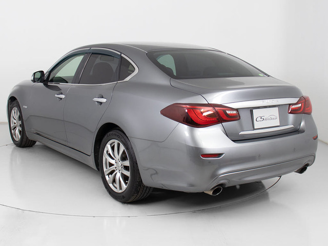 個性的なリアビューで御座います。精悍な佇まいは高級車ならではです。