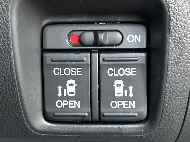 【両側パワースライドドア】スマートキーや運転席のスイッチで後席両側スライドドアの開閉が可能♪電動だから力を入れてドアを開ける必要が無く、小さなお子様でも簡単に開け閉めでき快適です♪