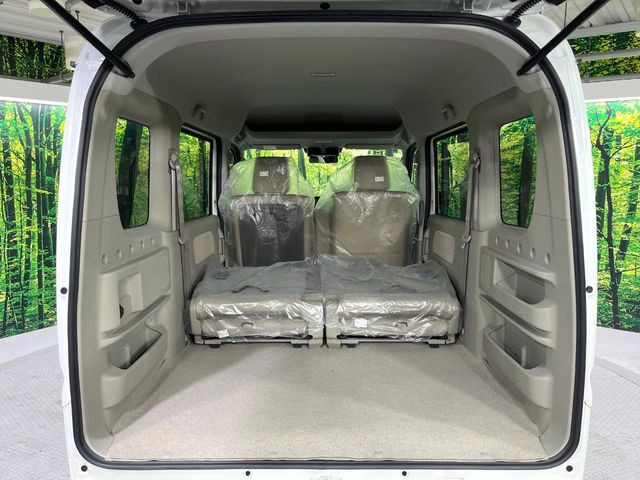 積み下ろしのしやすいデッキにはたっぷりと荷物を積み込んでいただけます。遊びから仕事まで、様々なシーンで頼れます♪