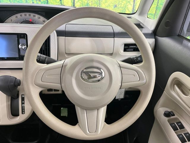 �C���e���A�ɍ��킹���f�U�C���̃X�e�A�����O�́A�^�]�������̂��Ƃ��l���A�^�]���₷���`��A�傫���ł��B�����x�A���ۂɐG���Ă��m���߂��������B