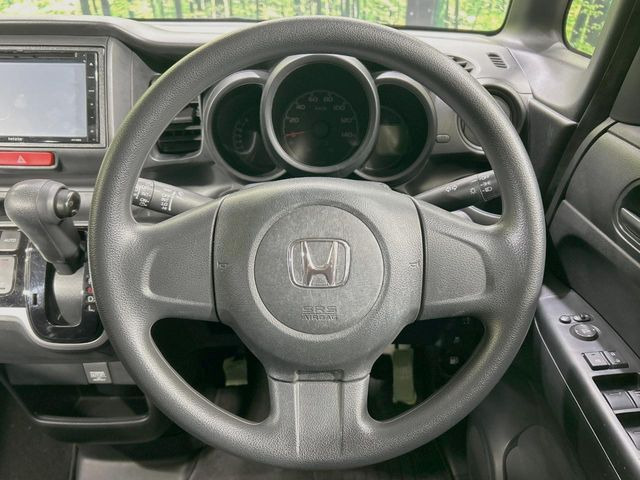 �C���e���A�ɍ��킹���f�U�C���̃X�e�A�����O�́A�^�]�������̂��Ƃ��l���A�^�]���₷���`��A�傫���ł��B�����x�A���ۂɐG���Ă��m���߂��������B