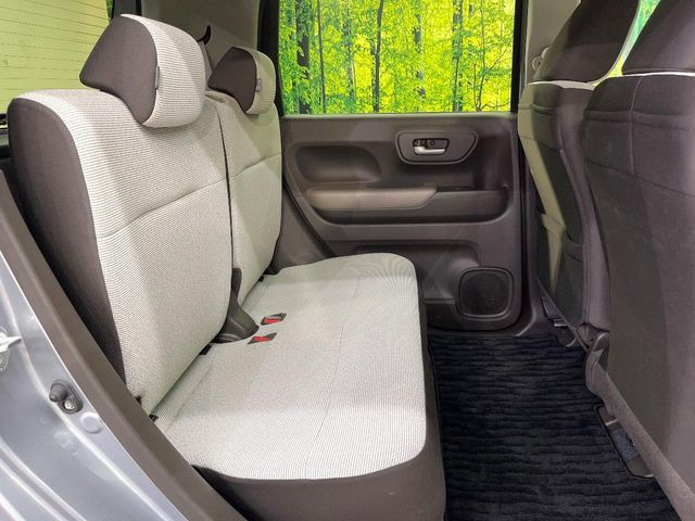 後部座席も気になるようなキズ・汚れやへたり等、大きなダメージはなく、良好な状態です。