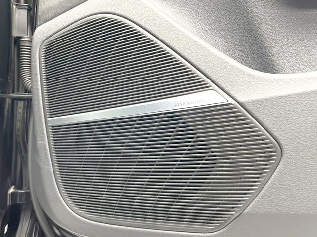 ●Bang&Olufsenサウンドシステム:高いインテリア性が特徴のプレミアムサウンドシステムを装備しており、高品質かつ臨場感のある音楽を車内でお楽しみいただけます。