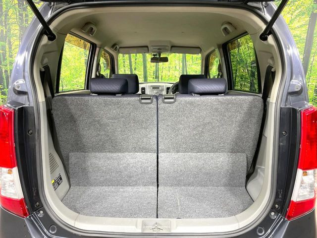 普段のお買い物や通勤、送迎等に十分な荷室スペースを確保しております。セカンドシートを倒すと、大きな荷物の積載も可能です♪