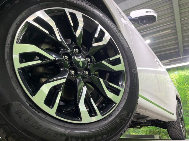 �y����18�C���`�A���~�z�C�[���z�O�ςɃ}�b�`���������A���~�z�C�[���𑕒����Ă���܂��B�e��ЊO�A���~�z�C�[����A�X�^�b�h���X�^�C�����戵�����Ă���܂��B���񂲑��k����������