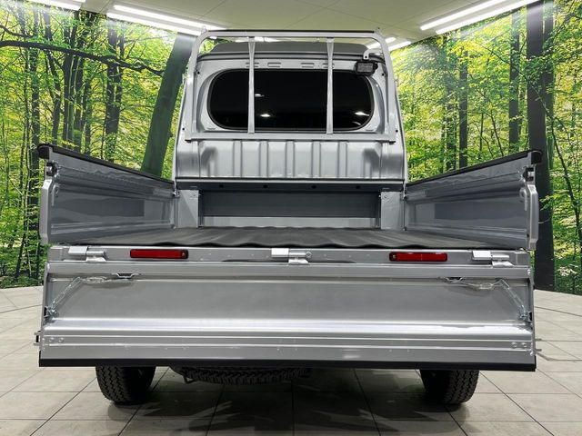 積み下ろしのしやすいデッキにはたっぷりと荷物を積み込んでいただけます。遊びから仕事まで、様々なシーンで頼れます♪