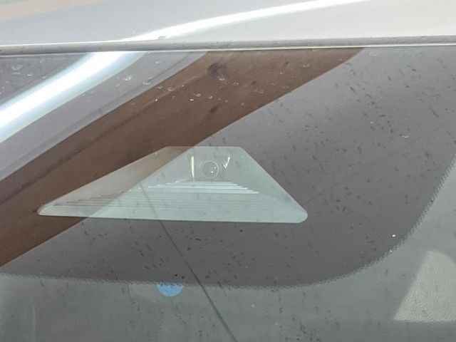 �y�z���_�Z���V���O�z���s���ɑO���̎ԗ�����F�����A�Փ˂������Ȏ��͌x��ƃu���[�L�ŏՓˉ���Ɣ�Q�y�����A�V�X�g�B�����S�Ƀh���C�u�����y���݂��������܂��B