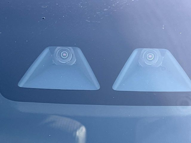 【スマートアシスト】走行中に前方の車両等を認識し、衝突しそうな時は警報とブレーキで衝突回避と被害軽減をアシスト。より安全にドライブをお楽しみいただけます。