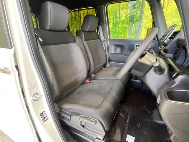 運転席まわりには十分なスペースがあり、大柄な方でもゆったり運転していただける環境です。