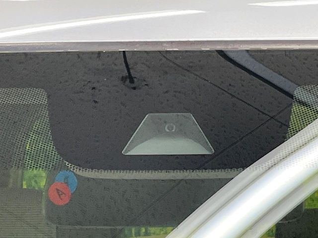 【ホンダセンシング】走行中に前方の車両等を認識し、衝突しそうな時は警報とブレーキで衝突回避と被害軽減をアシスト。より安全にドライブをお楽しみいただけます。