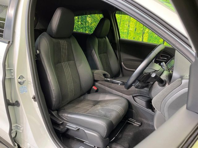 【ハーフレザーシート】高級感と座り心地を両立した人気のシート♪背面・座面のファブリック素材は、通気性の良さや滑りにくさに優れています。気温や服装に左右されず快適にお乗りいただけます。