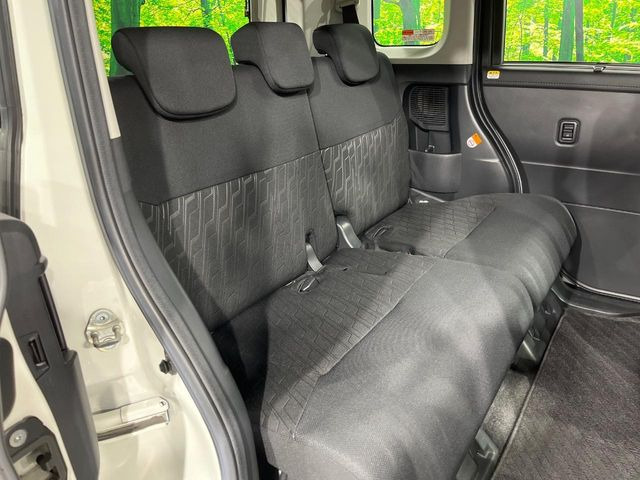 広々とした2列目シートは居住性が高く、居心地も快適!友達や家族とのお出かけにぴったりです。ベビーシートやチャイルドシート使用時も快適にお過ごしいただける十分な空間を確保しています。